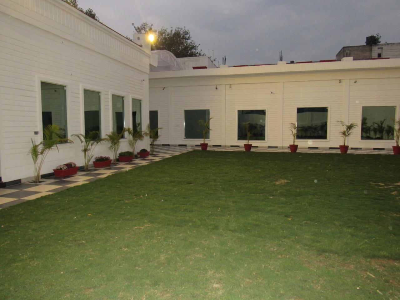 The English Garden Mohali Exteriér fotografie